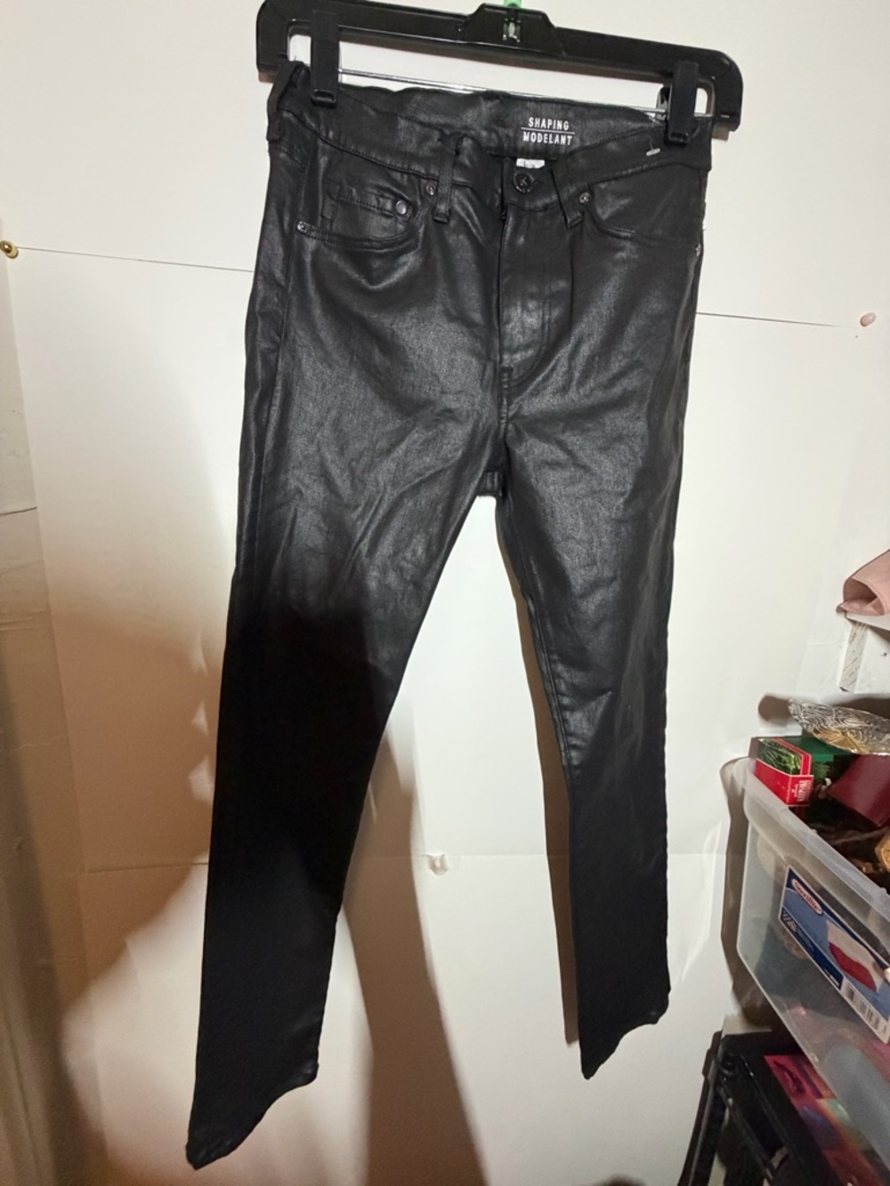 H&M women’s shaping modelant Black shiny Coated Jeans